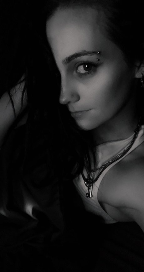 Tattooed Mystique porno pornostar bilder