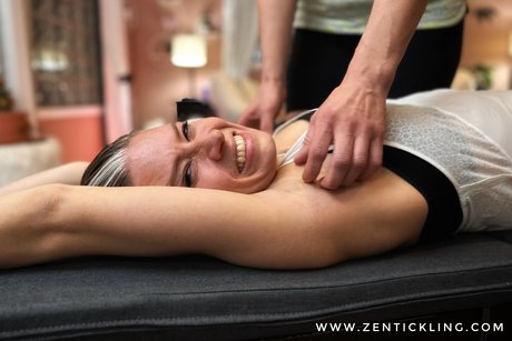 Zen Tickling hübsche nackten bilder