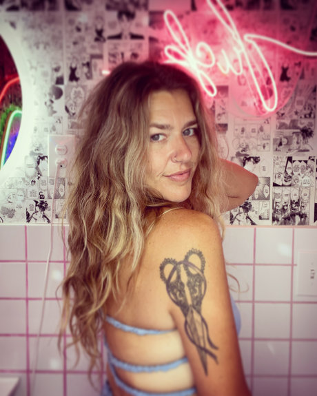 rhianon model nacktheit bild