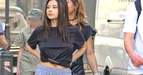 Candid Bralessday top galerie