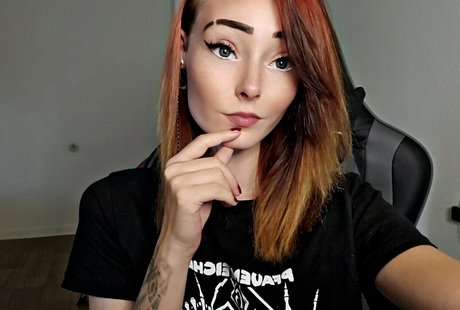 littlemissnaughtytw pornostar nackt galerien