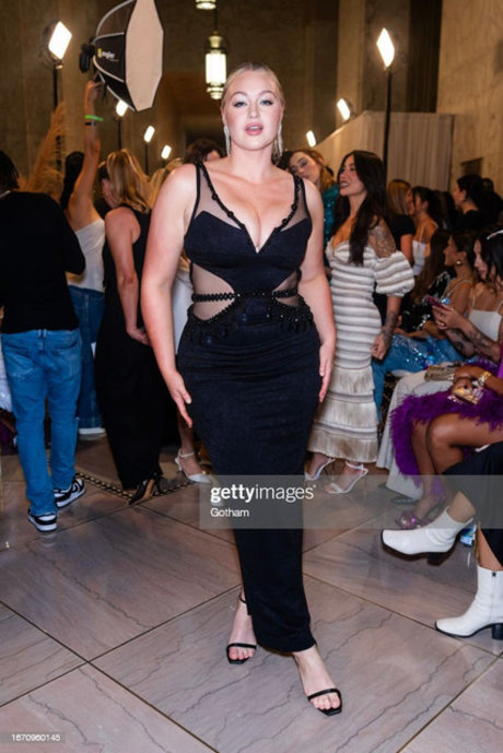 Iskra Lawrence kunst nackt galerie