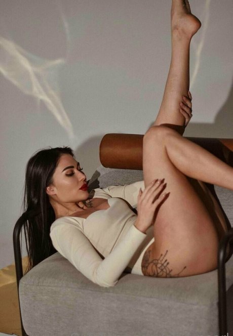 unterwürfige onlyfans erwachsene kunst galerie