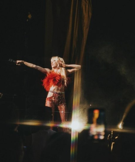 Carly Rae Jepsen sexy kunst galerien