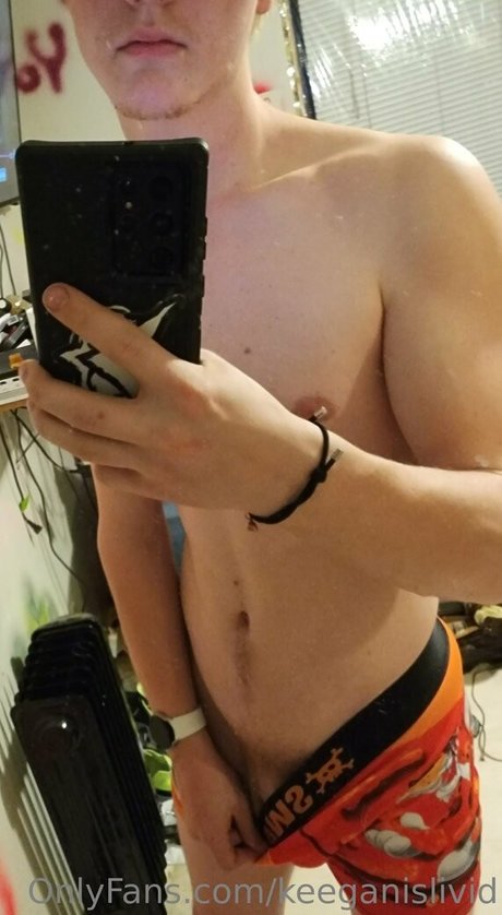 keeganislivid model erwachsene bild