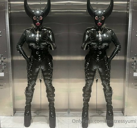 mistressyumi sexy top fotos