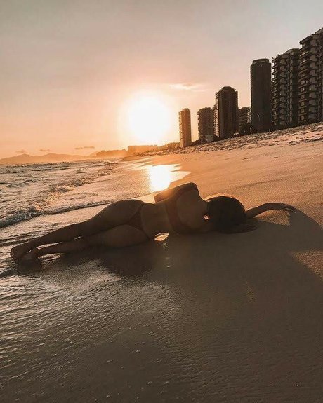 Dani Moore top kostenlose bild