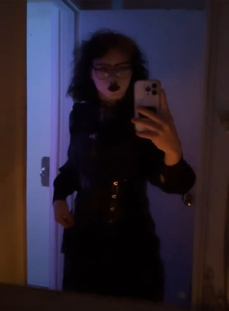 Miles Mortuary model porno archiv