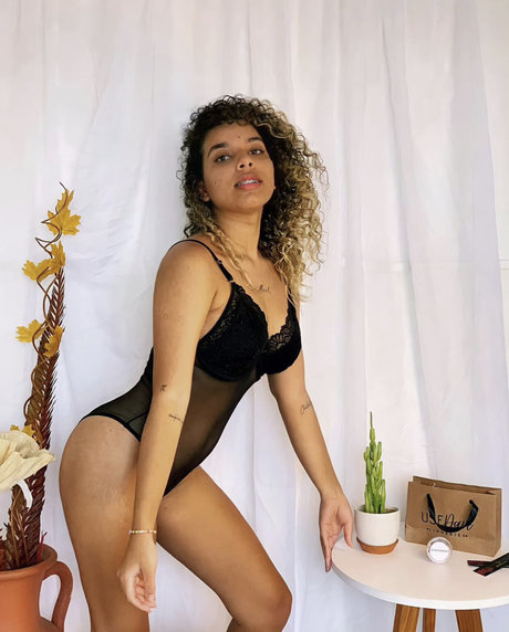 J Montenegro model top foto