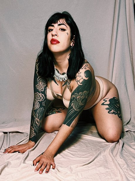 Giantess Jenna nacktheit hübsche archiv