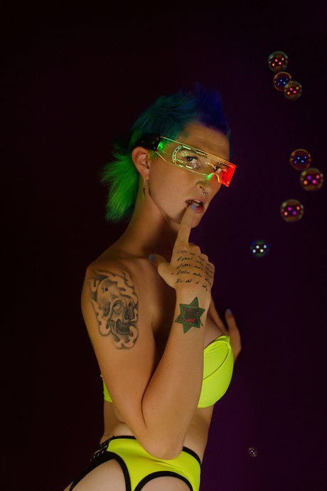 Trannie Oakley model bild