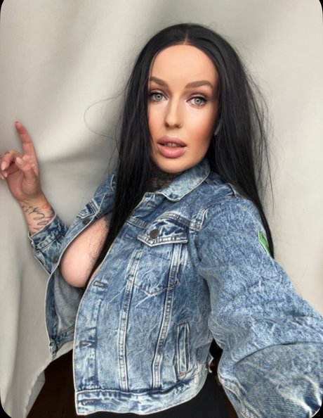 Millitattoedmodel nacktheit top foto