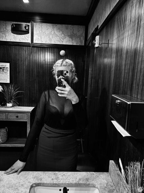 Sinful Sloth Slut she her_ schauspielerin hübsche fotos