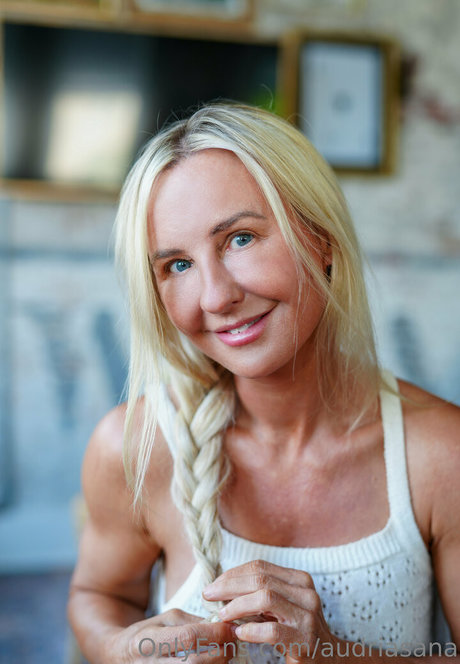 audriasana nackt kostenlose bild