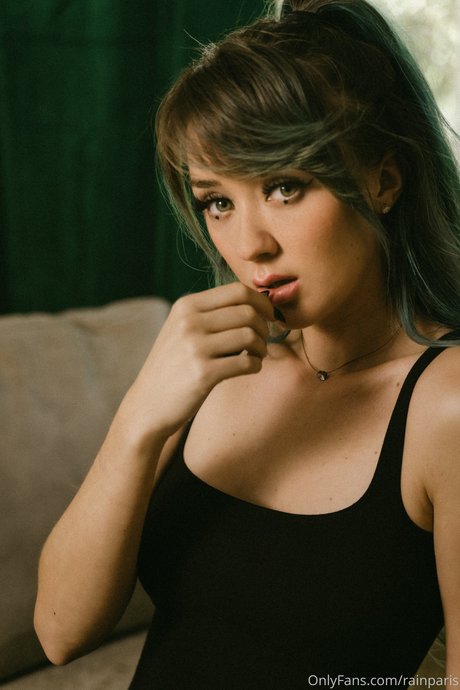 Rain Paris model nackten fotos