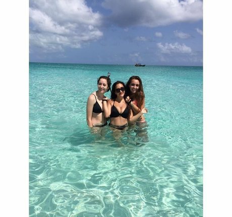 Olivia Hailey akt foto