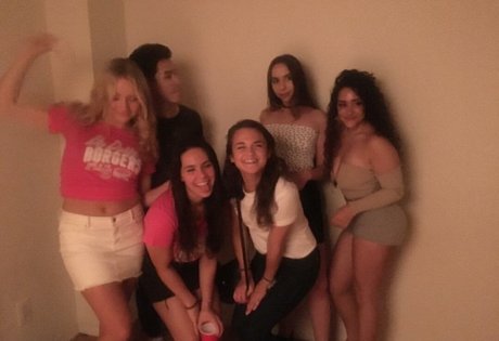 Olivia Hailey kunst sex foto