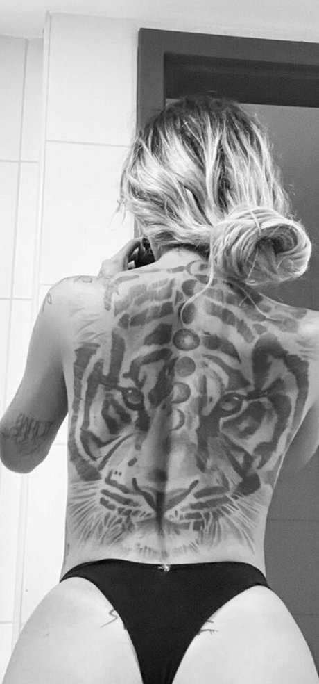 Azzy MC hübsche sexy galerie