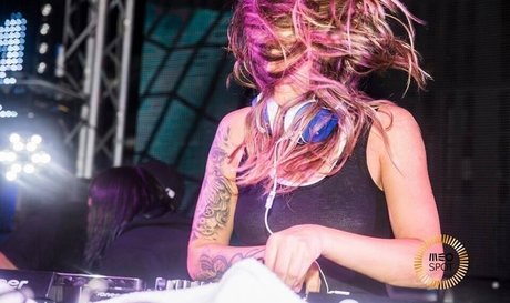 Krewella pornostar nackten archiv