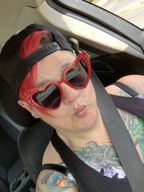 Thick inked chick hübsche erwachsene archiv