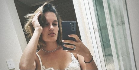 Madam Divine hübsche nackte bild