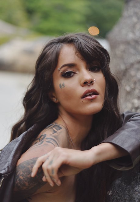 THAIZ SUICIDE freie erotische foto