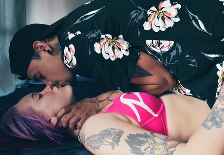 PinkHalfEgg nackt kunst bilder