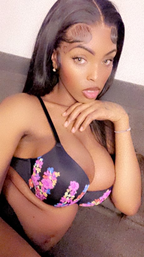 TIARA VIXEN xxx nackten bilder