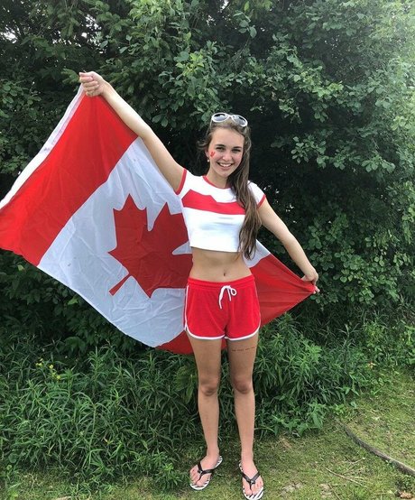 Nikki Roumel hübsche nackte bild