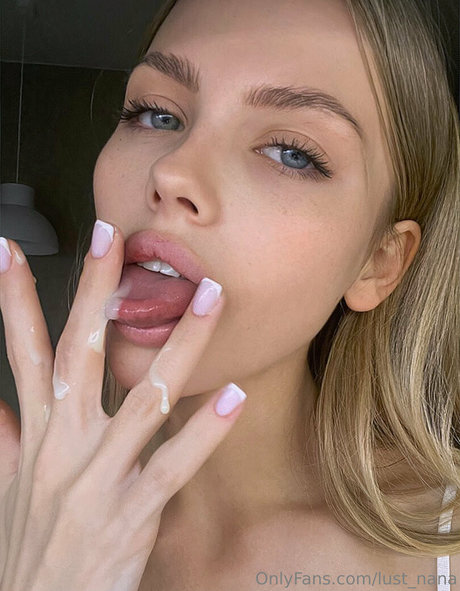 lust nana hübsche nackt fotos