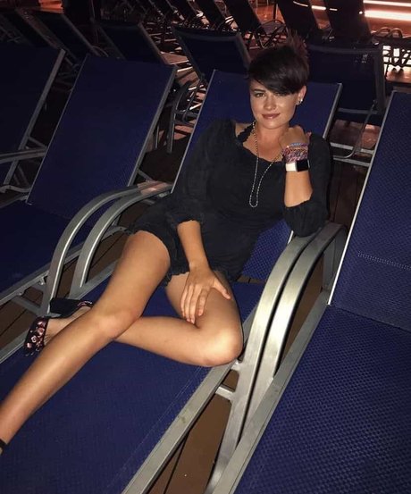 Hallie Clark sexy galerie