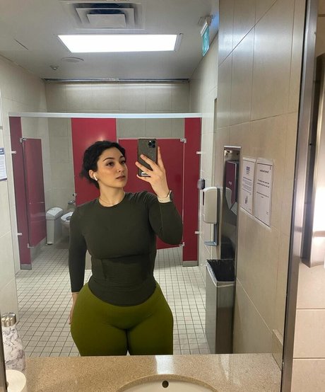 Zainaabb ab erotische akt foto