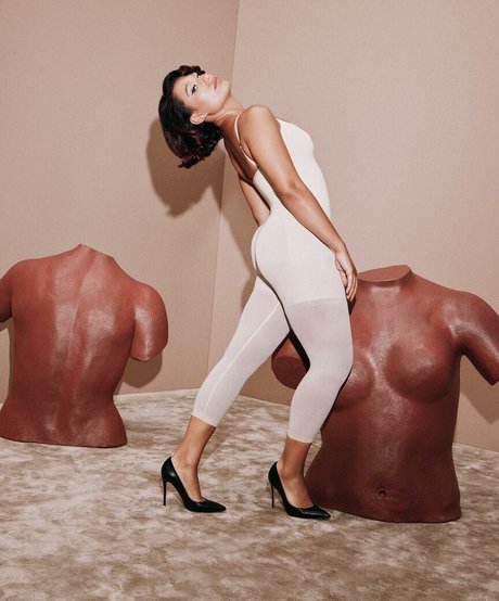 Raye model nackten foto