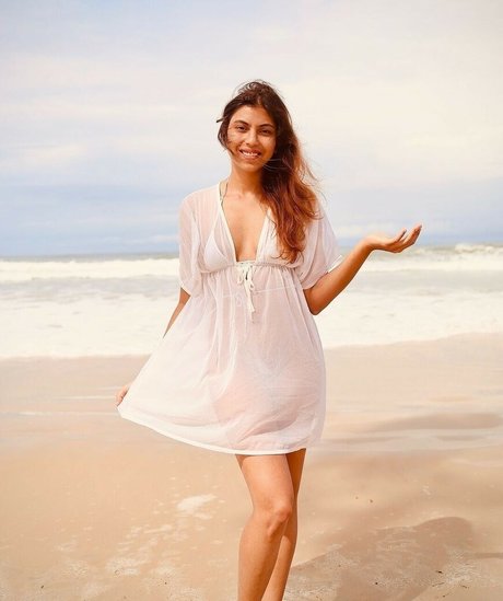 Priyanka Prateek sexy top bild