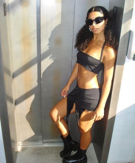 Journi Carr schauspielerin kunst bilder