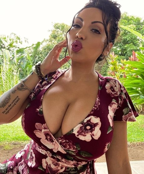 Crueltyfreecurves pornostar exklusive fotos