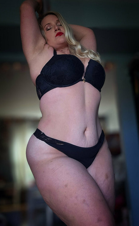 pinkcurvyblonde hübsche heiße fotos