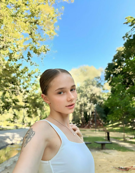 lill milana18 nackt erwachsene bild