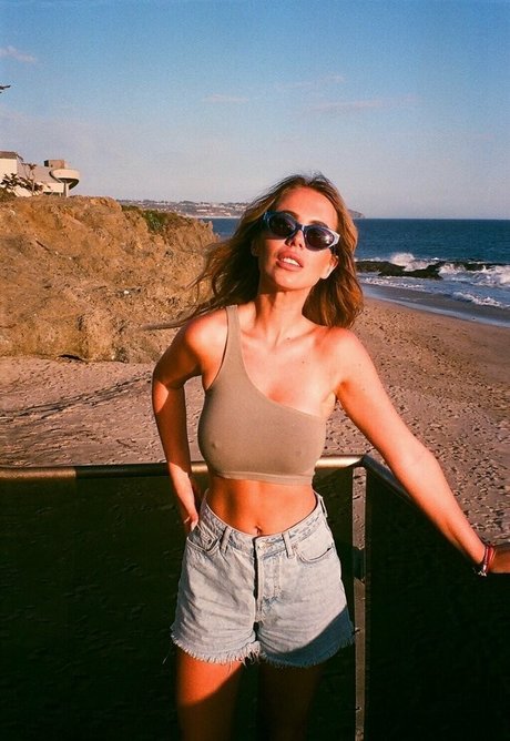 bikini ginger onlyfans kunst pornographische bild