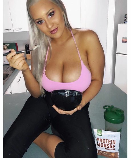 Aimee Young sexy top bilder