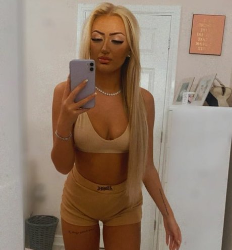 Lily Mcalpine erotische top foto