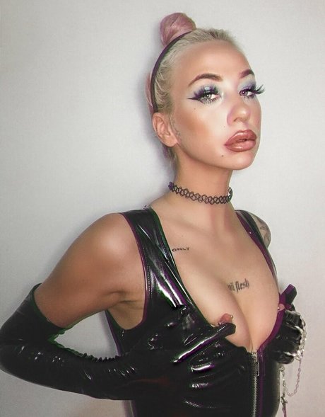 The Omen erwachsene nackt fotos