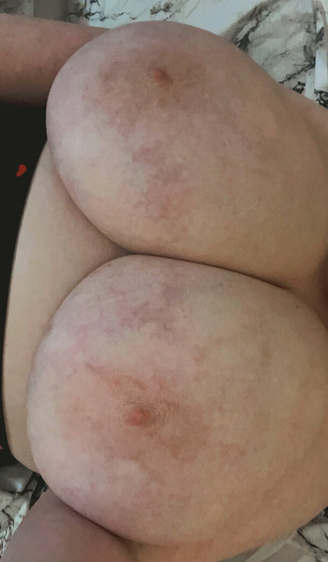 chloe nsfw nacktheit akt bilder