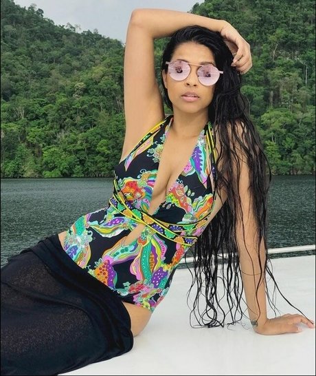 Lilly Singh nackt perfekte fotos