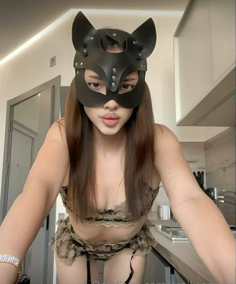 emily candy nackt akt bild