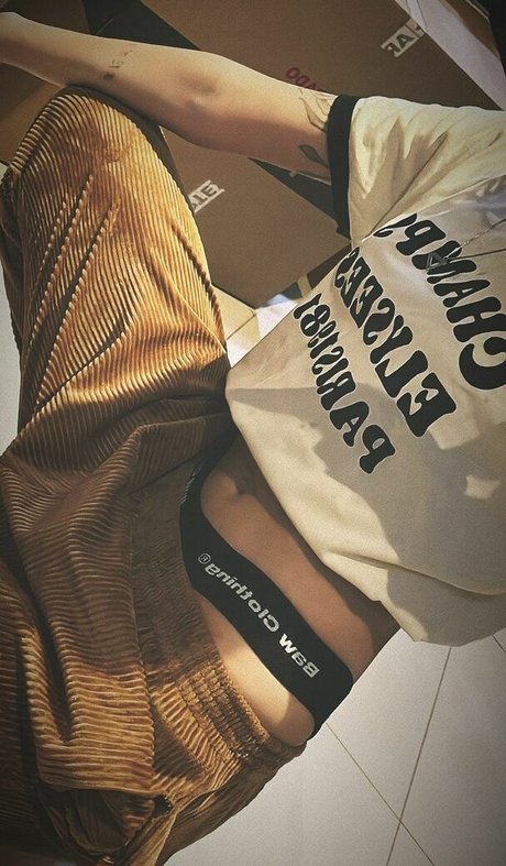 Loud Thaiga nackten pornostar bild