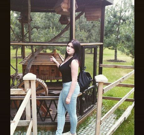 Anna Bernadi model schöne galerien