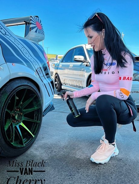 Miss Black Van Cherry erwachsene porno bild