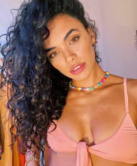 Giovana Cordeiro nackt foto