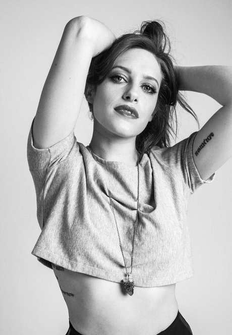 Carly Chaikin perfekte heiße foto